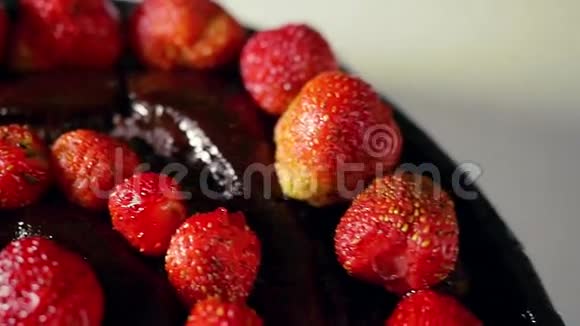 用巧克力和新鲜草莓装饰蛋糕视频的预览图