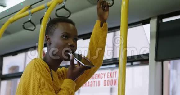 乘坐公共汽车4k时妇女在用手机说话视频的预览图