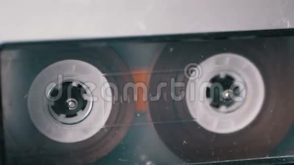 录音带老式磁带录音机录音磁带插入其中视频的预览图