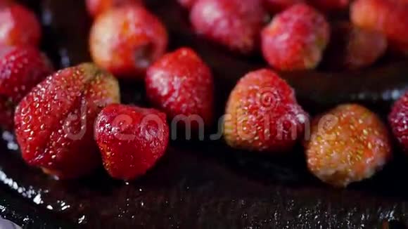 用巧克力和新鲜草莓装饰蛋糕视频的预览图