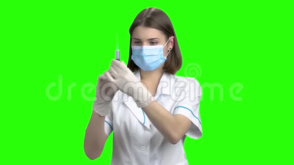 带注射器的年轻女医生视频的预览图