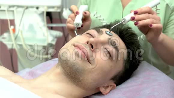 男性面部微电流治疗视频的预览图