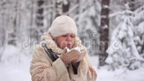 冬天森林里的女人视频的预览图