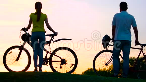 年轻的骑自行车的人在美丽的日落视频的预览图