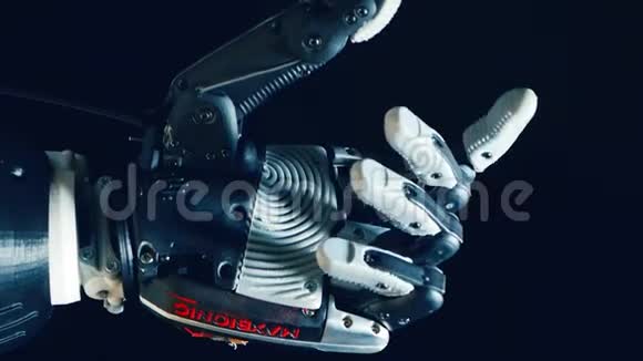人工手半机械臂工作未来的概念视频的预览图