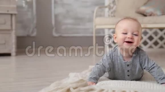 开心的微笑宝贝视频的预览图