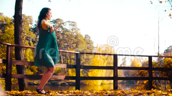 年轻的幸福夫妇在木桥上跳舞视频的预览图