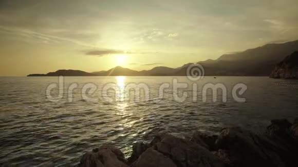 傍晚日落时海景山和大海黑山视频的预览图