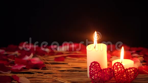 用蜡烛和花瓣装饰情人节的镜头视频的预览图