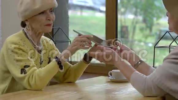 一位带药片的老年妇女视频的预览图