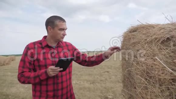 智慧农业理念在数字平板电脑上研究大海捞针的工农农民慢动作视频视频的预览图