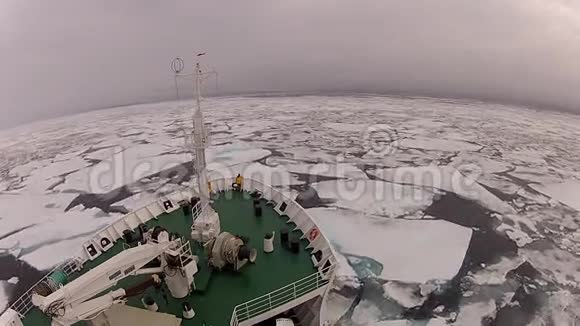 在冰中旅行北极视频的预览图