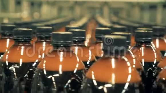 在传送带上装啤酒的瓶子塑料瓶在生产线上移动视频的预览图