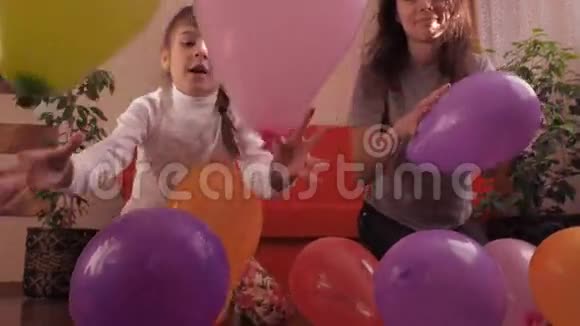 一家人玩气球视频的预览图
