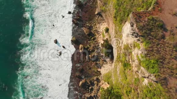 带波浪的悬崖和海洋鸟瞰图视频的预览图