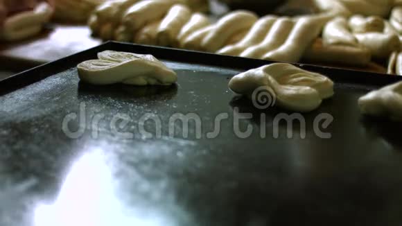 烤面包生产甜点视频的预览图