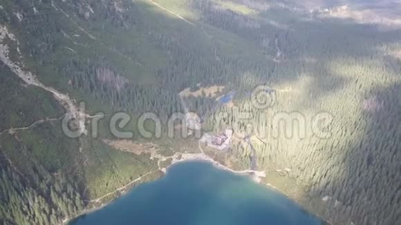 在波兰塔特拉山的莫尔斯基奥科山上的鸟瞰图视频的预览图
