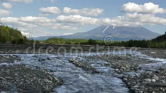 斯塔德纳亚河和托尔巴契克火山视频的预览图