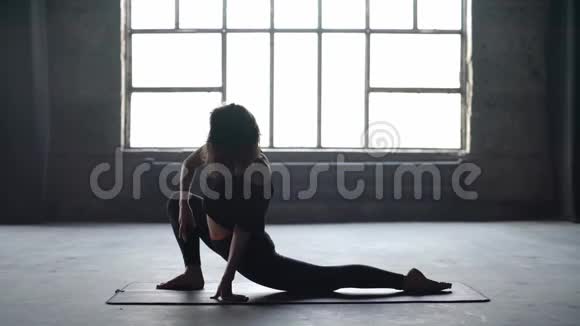 性感女孩瑜伽训练视频的预览图