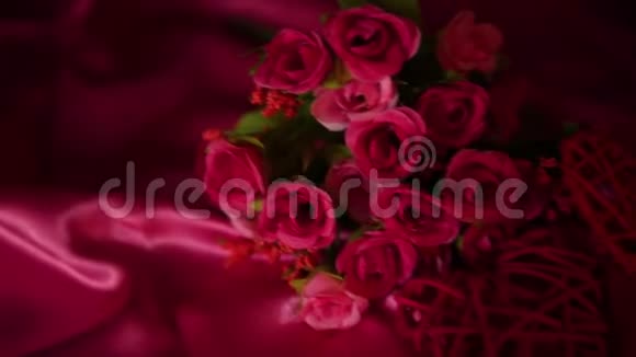 花束和装饰爱情镜头情人节视频的预览图