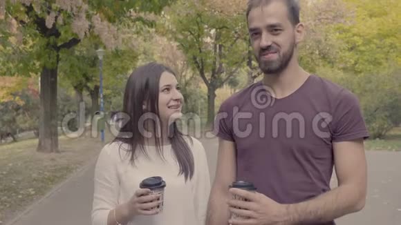 快乐的年轻夫妇在公园散步视频的预览图