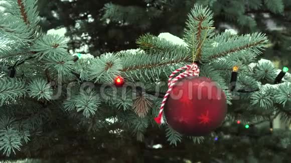 雪地里的圣诞装饰品视频的预览图