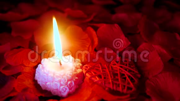 情人节有装饰爱情蜡烛燃烧和玫瑰花瓣的镜头视频的预览图