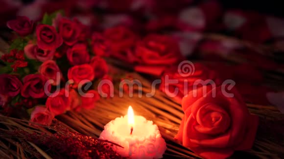 情人节快乐玫瑰花束和蜡烛燃烧视频的预览图