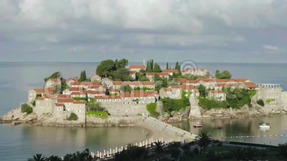 斯维蒂斯特凡是海边的旅游小镇黑山日视频的预览图