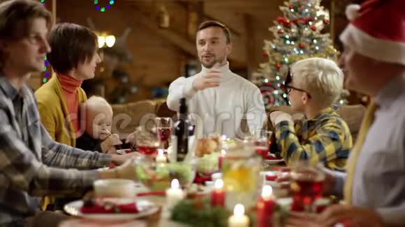 圣诞全家团圆用节日餐视频的预览图