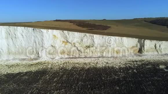 飞越英格兰南部海岸的白色悬崖视频的预览图