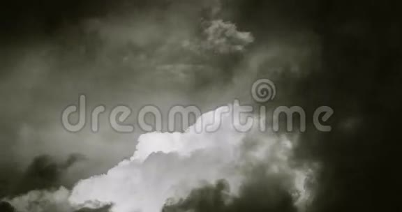 黑色和白色的乌云4K视频的预览图