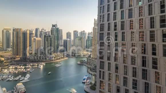 美丽的鸟瞰迪拜码头长廊和运河与浮动游艇和船只日落前迪拜阿联酋视频的预览图