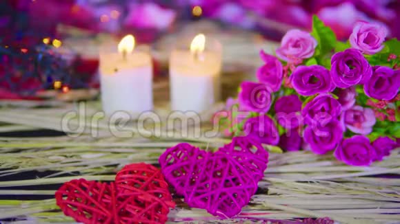 花束和蜡烛装饰情人节视频的预览图