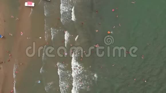 在海上飞越城市海滩空中射击视频的预览图