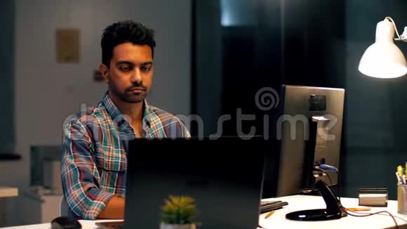 带笔记本电脑的印度男人在夜间办公视频的预览图