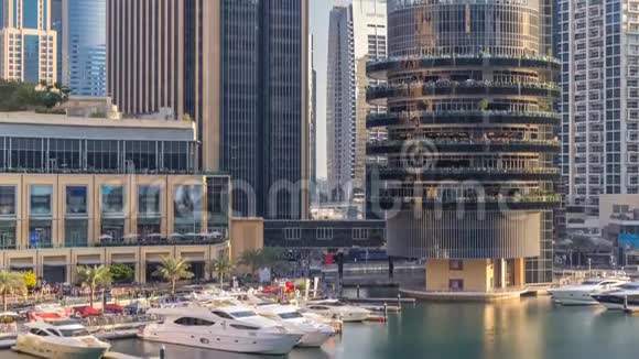 迪拜码头的空中车辆配有购物中心餐厅塔楼和游艇timelapse阿拉伯联合酋长国视频的预览图