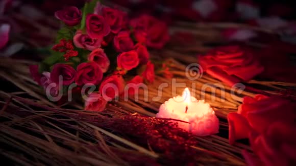 花瓣玫瑰和蜡烛的足动情人节视频的预览图