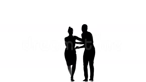 拉丁舞舞者在白色的轮廓的视频的预览图