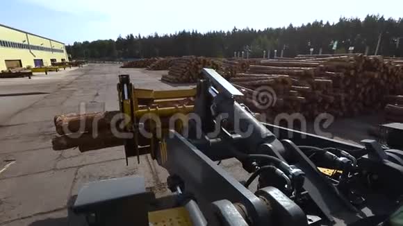 锯木厂的推土机原木的运输锯木厂的工作流程视频的预览图