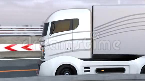 高速公路上的自动驾驶混合动力卡车视频的预览图
