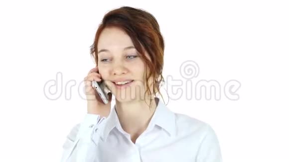 女人在电话里说话白色背景视频的预览图