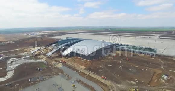 机场带跑道的建设机场跑道鸟瞰成为施工现场工人建造视频的预览图