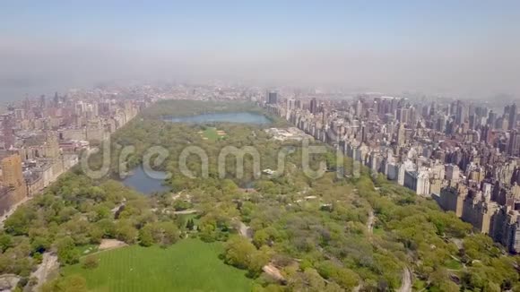 空中俯瞰中央公园纽约美国摩天大楼的背景豪华住宅视频的预览图