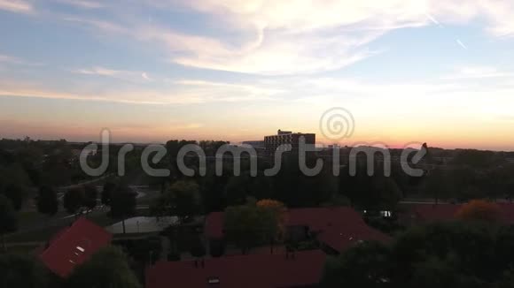 荷兰Zwijndrecht市无人驾驶飞机拍摄的日落视频的预览图