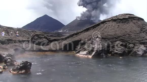 巴布亚新几内亚火山喷发烟尘视频的预览图