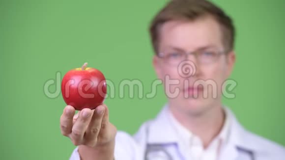 青年医生拿着红苹果的画像视频的预览图