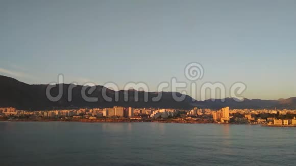 海岸上的海洋和城市意大利巴勒莫视频的预览图