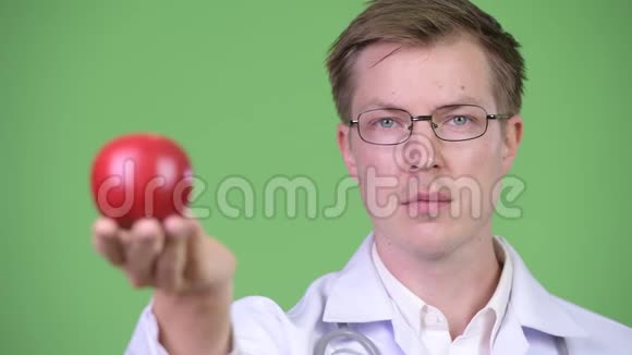 青年医生拿着红苹果的画像视频的预览图