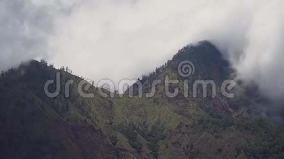 云层中的山脉印度尼西亚巴厘视频的预览图